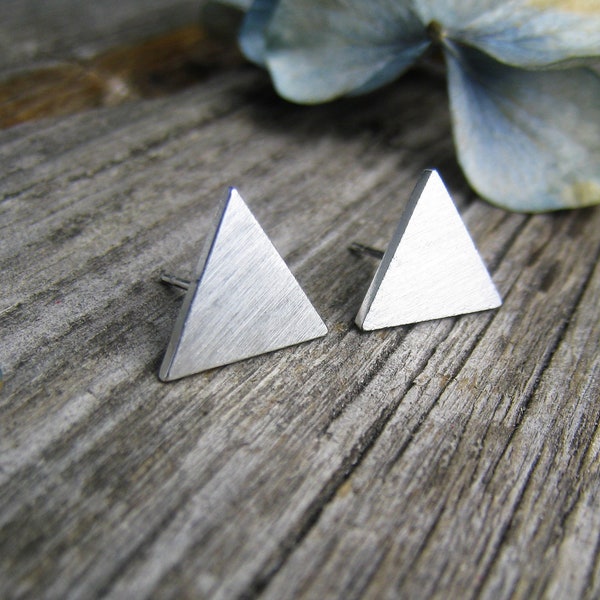Geometrische Dreieck Stecker silber, Edelstahl, matt versilbert, minimalistisch, Pyramide, Triangle Ohrstecker, Berg, 1 Paar