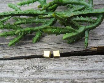 Mini Würfel-Ohrstecker gold, Edelstahl, geometrisch, winzige Würfel Ohrringe vergoldet, Vierecke