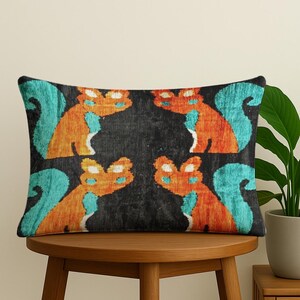 Ardilla – Animal juguetón del bosque – Funda de terciopelo Ikat – Cojín naranja turquesa – Estilo bosque otoñal – Cojín hecho a mano – Detalle acogedor