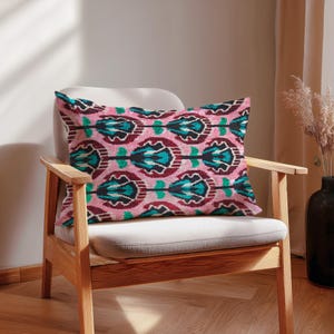 Cojín Tirana – Cojín Ikat rosa y verde – Funda de terciopelo de seda – Tela uzbeka tejida a mano – Estampado colorido – Decoración bohemia