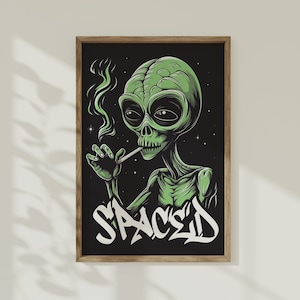 Op de afbeelding: Een ingelijste illustratie van een groene alien die een sigaret rookt met het woord "SPACED" eronder in graffiti-stijl.
