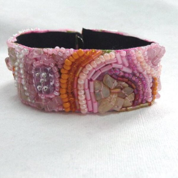 Manschettenarmband "Blütengeflüster" / Perlenstickerei, bead embroidery / Rosenquarz