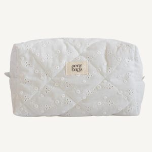 Gesteppte Kosmetiktasche weiße Blumenstickerei | Schminktasche | Kulturtasche in Klein, Mittel, Groß | Reiseetui für Make-up & Pflege