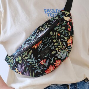 Bauchtasche mit Blumenmuster / Bumbag mit Innentasche schwarz bunt Bild 1