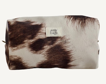 Kosmetiktasche Cow Print Kunstfell – Schminktasche Kuhfell vegan | Kulturtasche in Klein, Mittel, Groß | Reiseetui für Make-up & Pflege