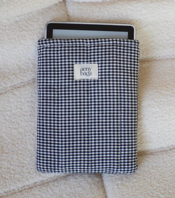 Gestepptes Kindle Sleeve Karo | e-Reader Hülle Gingham | Kindle Tasche schwarz weiß