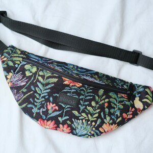 Bauchtasche mit Blumenmuster / Bumbag mit Innentasche schwarz bunt Bild 4