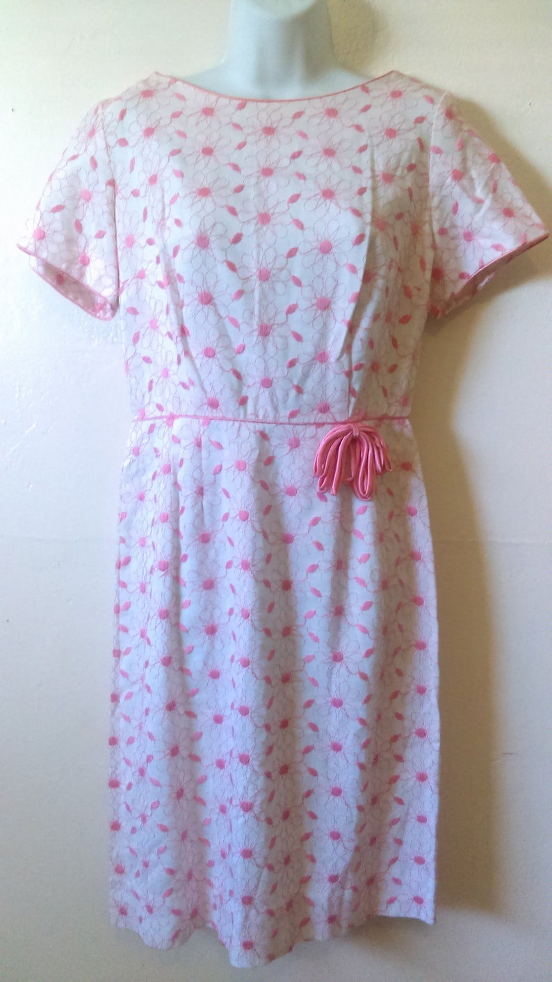 Vintage 50/'s Wiggle Dress Size M Pink /& White Floral Embroidery
