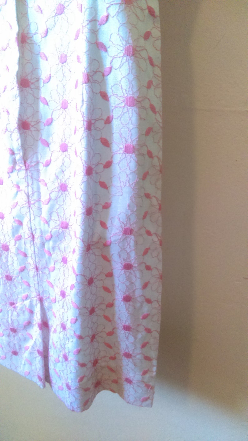 Vintage 50/'s Wiggle Dress Size M Pink /& White Floral Embroidery