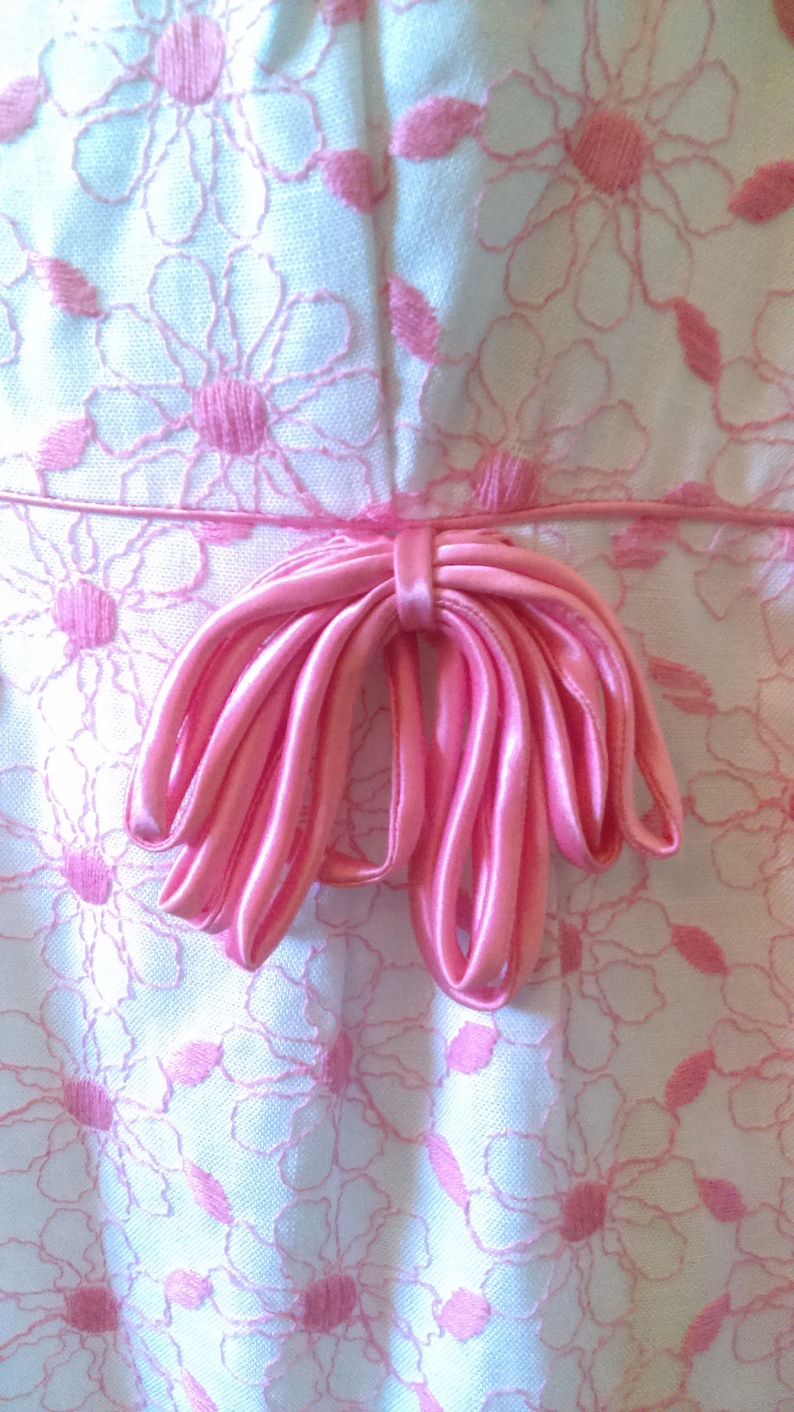 Vintage 50/'s Wiggle Dress Size M Pink /& White Floral Embroidery