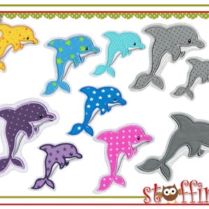 Könnte beinhalten: Neun gestickte Delfin-Designs in verschiedenen Farben, darunter Lila, Pink, Blau, Grau und Gelb. Jeder Delfin hat ein anderes Muster, wie Sterne, Punkte oder Streifen. Die Designs sind perfekt für Bastelprojekte wie Applikation, Stickerei oder Quilten.