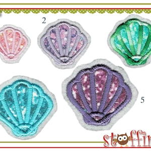 Könnte beinhalten: Fünf verschiedene Stoffapplikationen in Form von Muscheln. Die Muscheln sind in verschiedenen Farben, darunter rosa, lila, grün, blau und dunkellila. Die Designs sind von 1 bis 5 nummeriert.