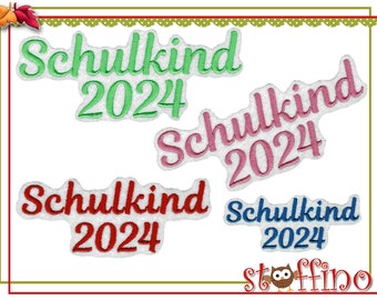 Schulkind 2024 gestickt auf weißen Filz/ Namenszug Namensschild Applikation Name Einschulung