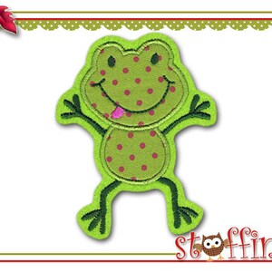 Könnte beinhalten: Grüne Frosch-Applikation mit roten Punkten und einer rosa Zunge. Der Frosch lächelt und hat große Augen.