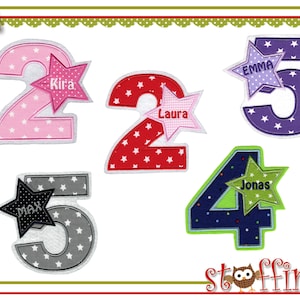 Könnte beinhalten: Fünf bunte Filzpatches mit den Zahlen 2, 2, 5, 4 und 5. Jede Zahl hat einen Stern mit einem Namen darauf. Die Namen sind Kira, Laura, Emma, Jonas und Max. Die Patches sind zum Nähen oder Bügeln auf Kleidung.