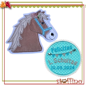 Könnte beinhalten: Gesticktes Patch-Set mit einem braunen Pferdekopf mit blauem Zaumzeug und einem runden Patch mit dem Text "Felicitas 1. Schultag 10.09.2024" auf türkisfarbenem Hintergrund. Der Pferdepatch hat eine hellblaue Umrandung.
