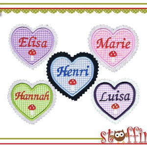 Könnte beinhalten: Fünf gestickte herzförmige Patches mit Gingham-Mustern und Namen in verschiedenen Farben. Die Namen sind "Elisa", "Marie", "Henri", "Hannah" und "Luisa". Jeder Patch hat einen kleinen roten Pilz gestickt.