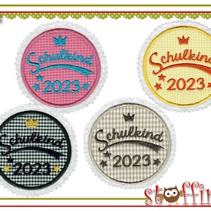 Könnte beinhalten: Vier gestickte Patches mit einem Gingham-Muster und einem Kronendesign. Jeder Patch sagt "Schulkind 2023" in einer anderen Farbe: rosa, gelb, schwarz und braun.