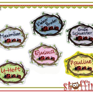 Könnte beinhalten: Sechs gestickte Bügelbilder mit Marienkäfer-Motiven und Namen. Die Namen sind: Maximilian, Kleiner Bruder, Große Schwester, Emma, Pauline und Y-Heft. Die Patches sind auf weißem Hintergrund.