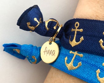 Armband personalisiert Haargummi geknotet Anker Armcandy Plättchen optional graviert maritim Name Namensband Dein Text