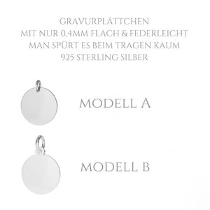 Op de afbeelding: Twee ronde zilveren hangerbedels, een met een glad oppervlak en de andere met een licht getextureerd oppervlak. De tekst "MODEL A" en "MODEL B" staat onder elke hanger.