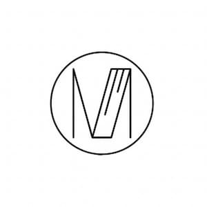 Könnte beinhalten: Ein minimalistisches Schwarz-Weiß-Logo mit dem Buchstaben "M" in einem Kreis. Das "M" wird durch eine Kombination aus geraden Linien und einer Reihe paralleler Linien gebildet, wodurch ein modernes und geometrisches Design entsteht.