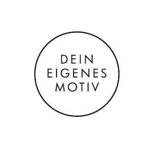 Może przedstawiać: Czarno-białe koło z tekstem "DEIN EIGENES MOTIV" w środku.