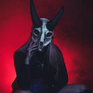 Masque de chèvre en résine fait main