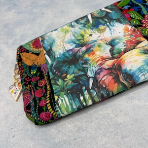 Könnte beinhalten: Eine weiße Keramik-Tasse mit schwarzem Henkel und dem Text "But First, Coffee" in fetter, schwarzer Schrift. Die Tasse steht auf einer Holzoberfläche. Die Tasse ist etwa 10 cm hoch.