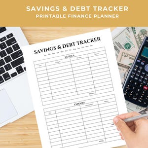 Pode incluir: Uma folha de papel branca intitulada Savings & Debt Tracker com colunas para data, categoria, valor e saldo. O documento está posicionado ao lado de um laptop prateado, uma calculadora Casio preta e notas de dólar sobre uma superfície.