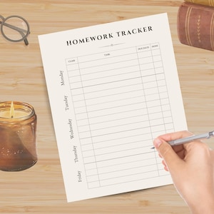 Pode incluir: Uma folha impressa de rastreamento de tarefas com um layout de grade contendo colunas para classe, tarefa, data de entrega e concluído, com linhas rotuladas de segunda a sexta-feira. O documento tem o texto HOMEWORK TRACKER no topo.