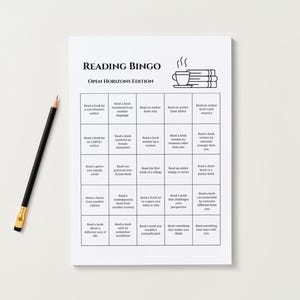 Pode incluir: Um cartão Reading Bingo branco com texto preto e um lápis. O cartão apresenta uma grade com sugestões de leitura como "Leia um livro de um autor LGBTQ+" e "Leia um livro da Ásia". Uma xícara de café e livros são ilustrados.