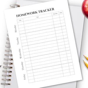 Pode incluir: Uma folha branca de controle de deveres de casa com o título "HOMEWORK TRACKER" impresso em preto. A folha tem colunas para turma, tarefa, data de vencimento e data. Uma maçã vermelha e dois lápis amarelos também são visíveis.