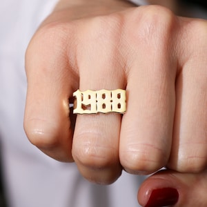 Year Signet Ring - Personalized Signet Ring - Kylie Jenner ring - Number Ring - Custom Date Ring - Christmas Gift - Valentine&#39;s Day Gift
