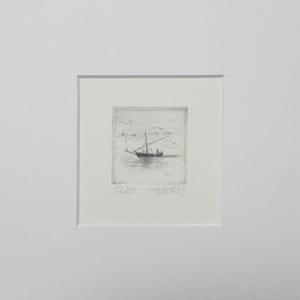 Könnte beinhalten: Gerahmte Radierung eines Segelbootes auf dem Wasser. Das Kunstwerk ist in Schwarzweiß gehalten, wobei Mast und Segel des Bootes sichtbar sind. Das Bild ist signiert und datiert mit dem Text "72/120 4/12/23".