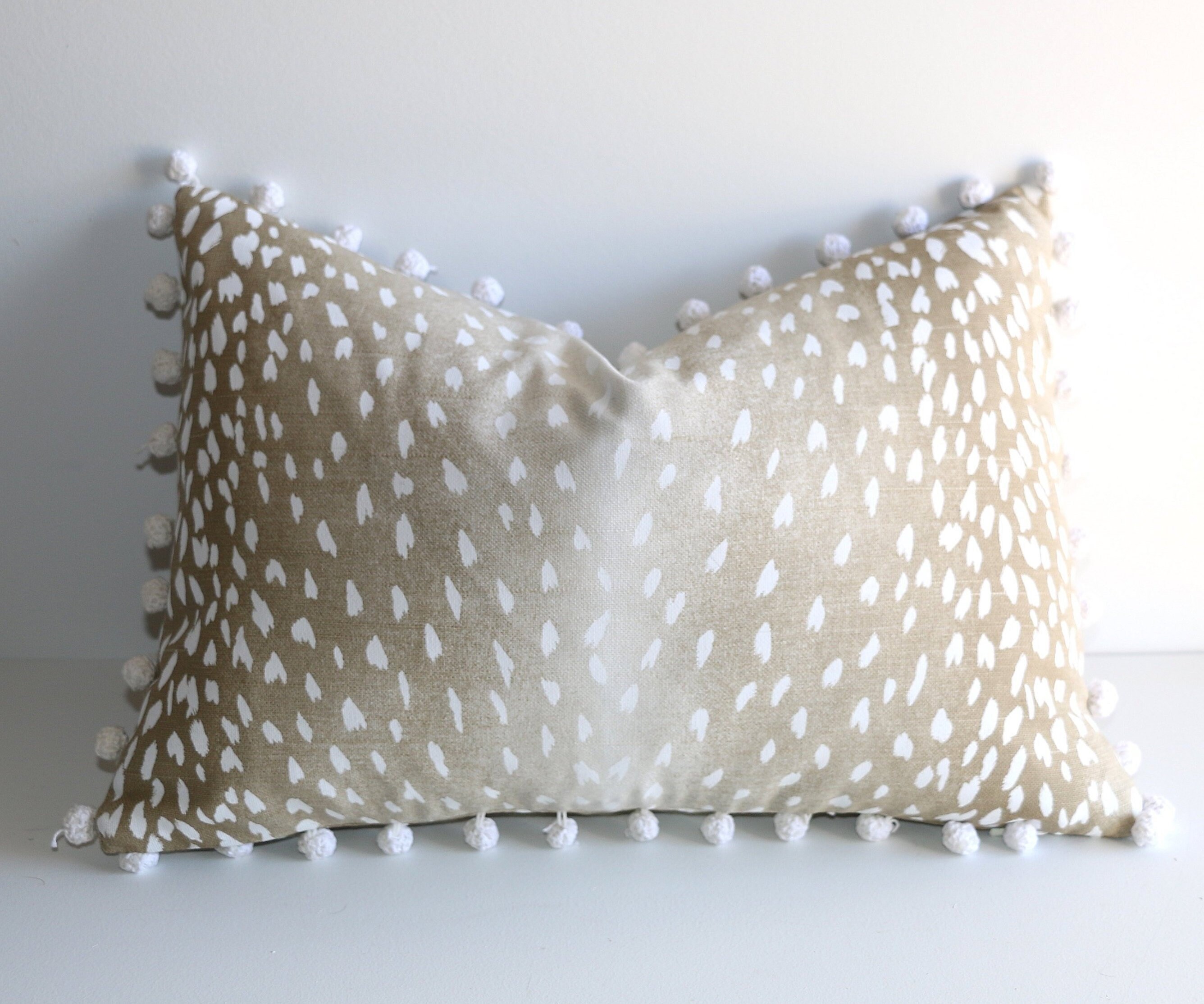 Ombré gradient Fawn Print Pillow cover Ombré gradient Fawn Pillow cover Grey