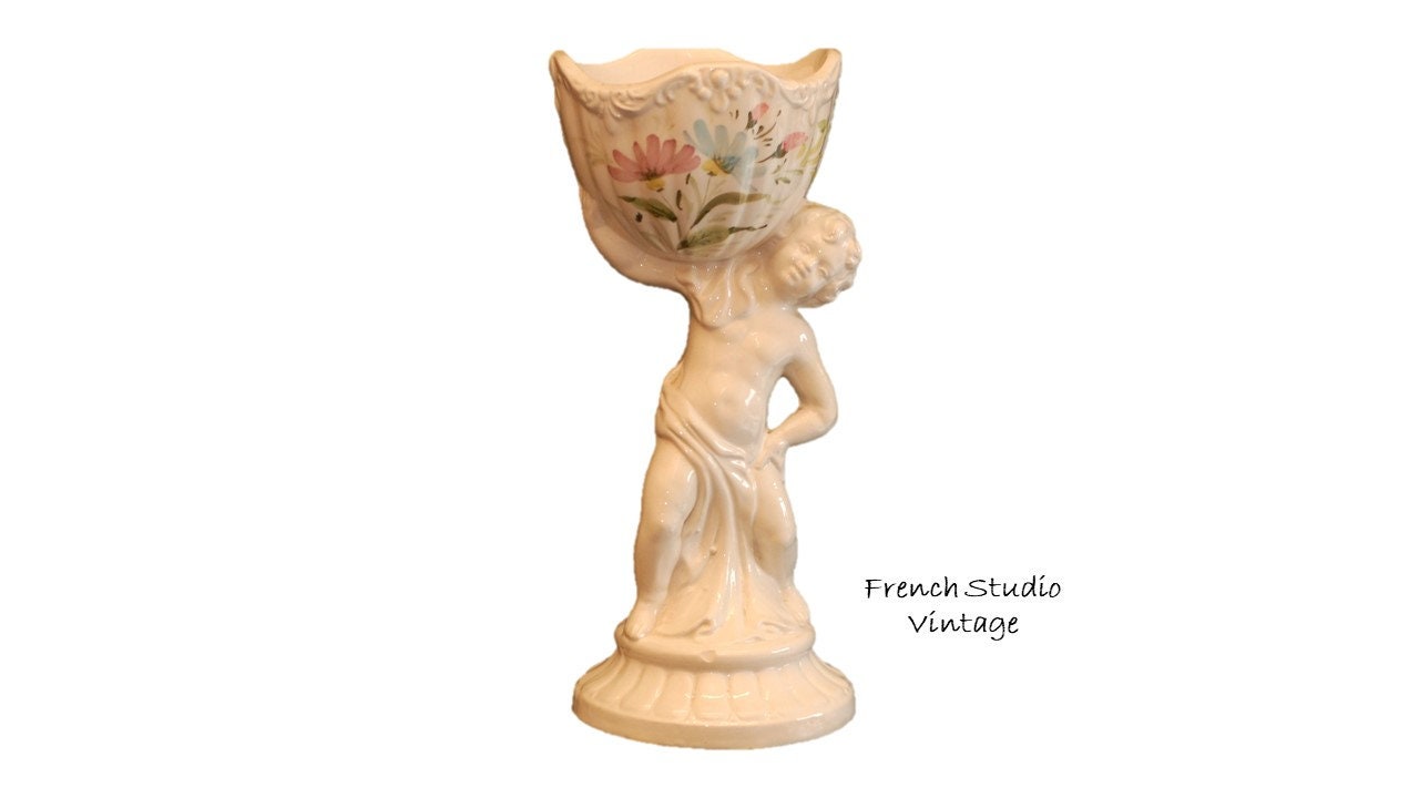Vintage Français Céramique Figurine Garçon Statue Fleur Peinte à La Main avec Petits Ornements de Ré