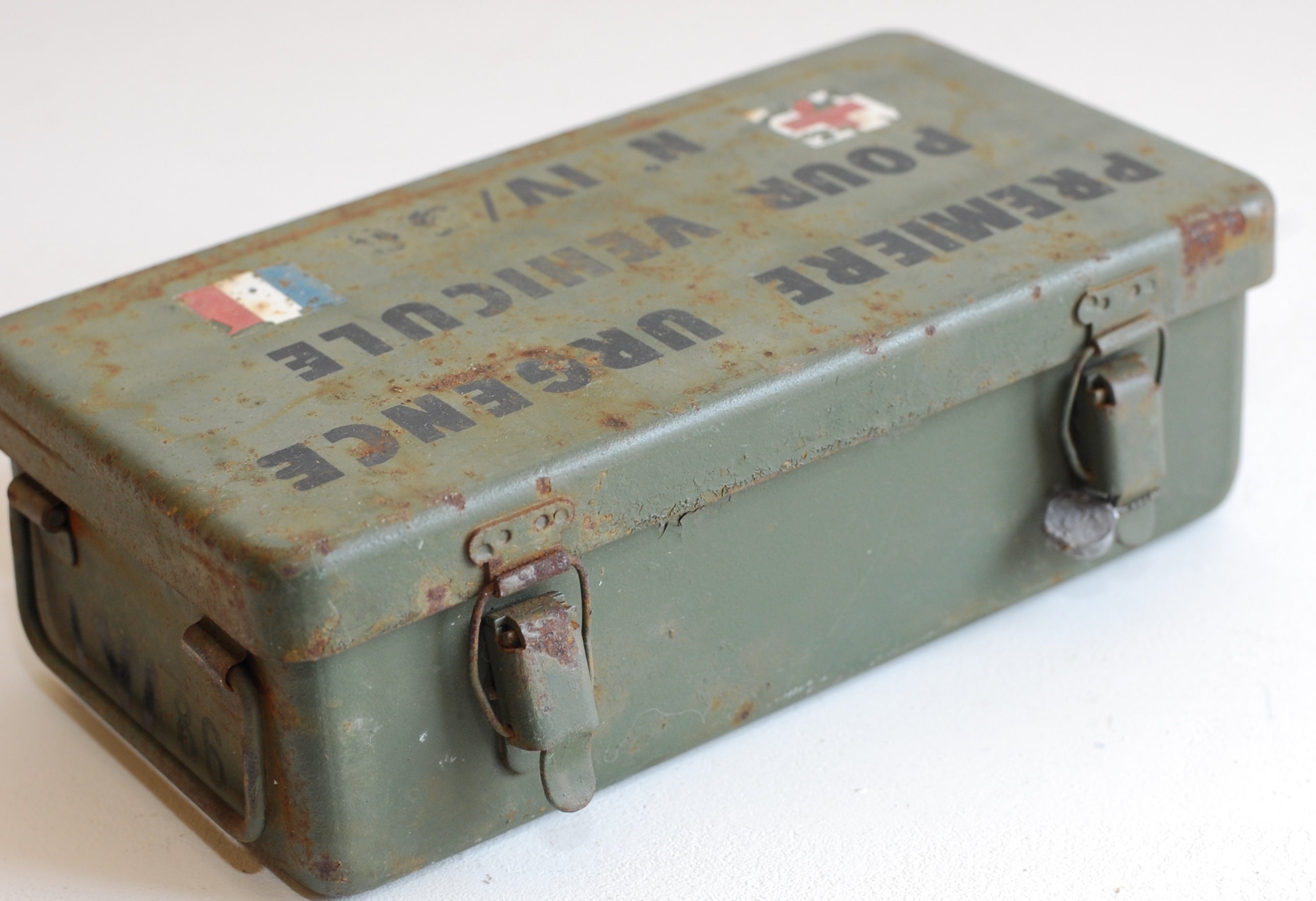 ﾌﾗﾝｽ陸軍金属製救急箱 ヴィンテージフランス軍救急箱 - 第二次世界大戦時の金属製トラベル