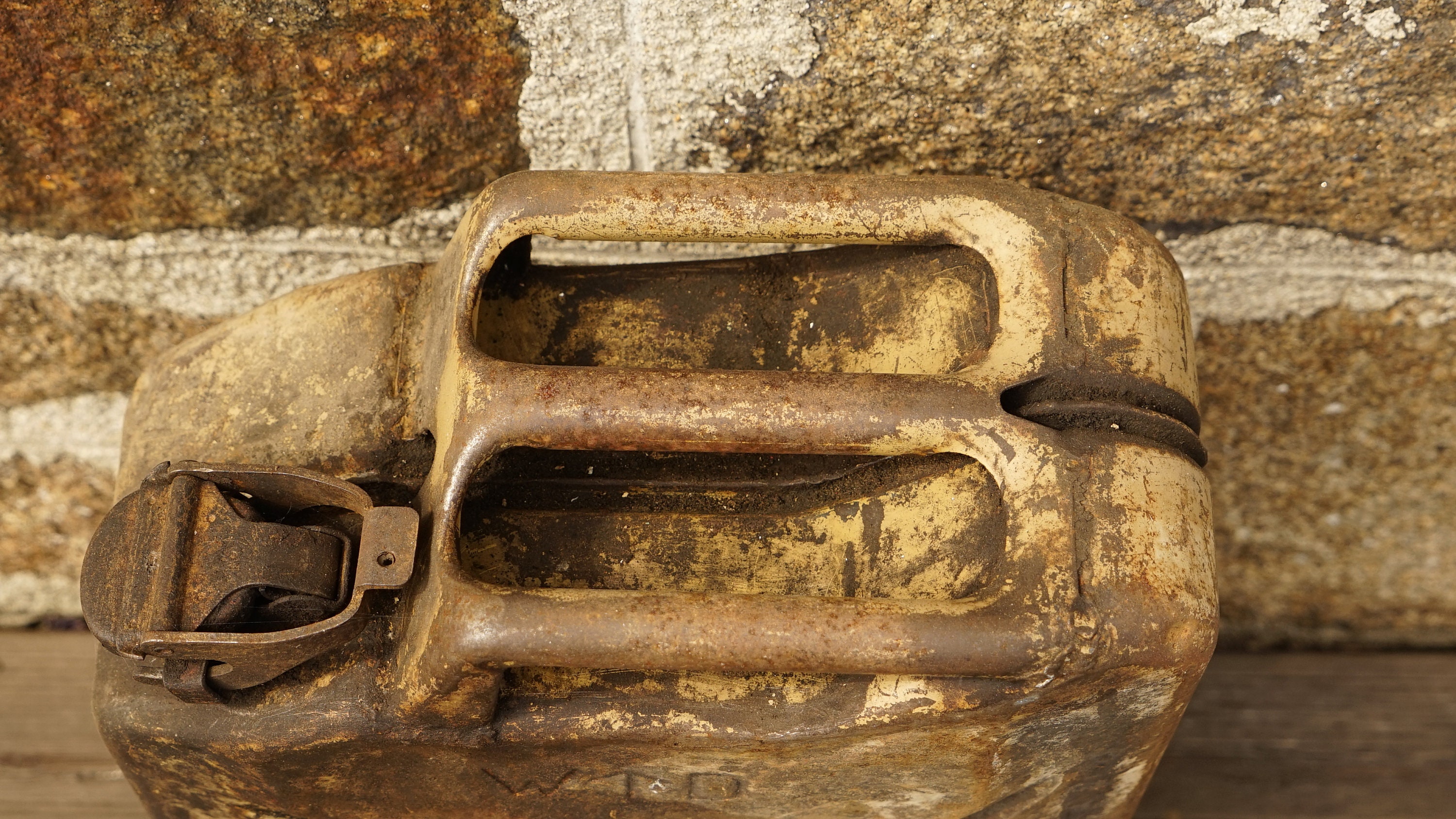 ヴィンテージ 1943 金属製ジェリカン：フランス軍コレクターズアイテム