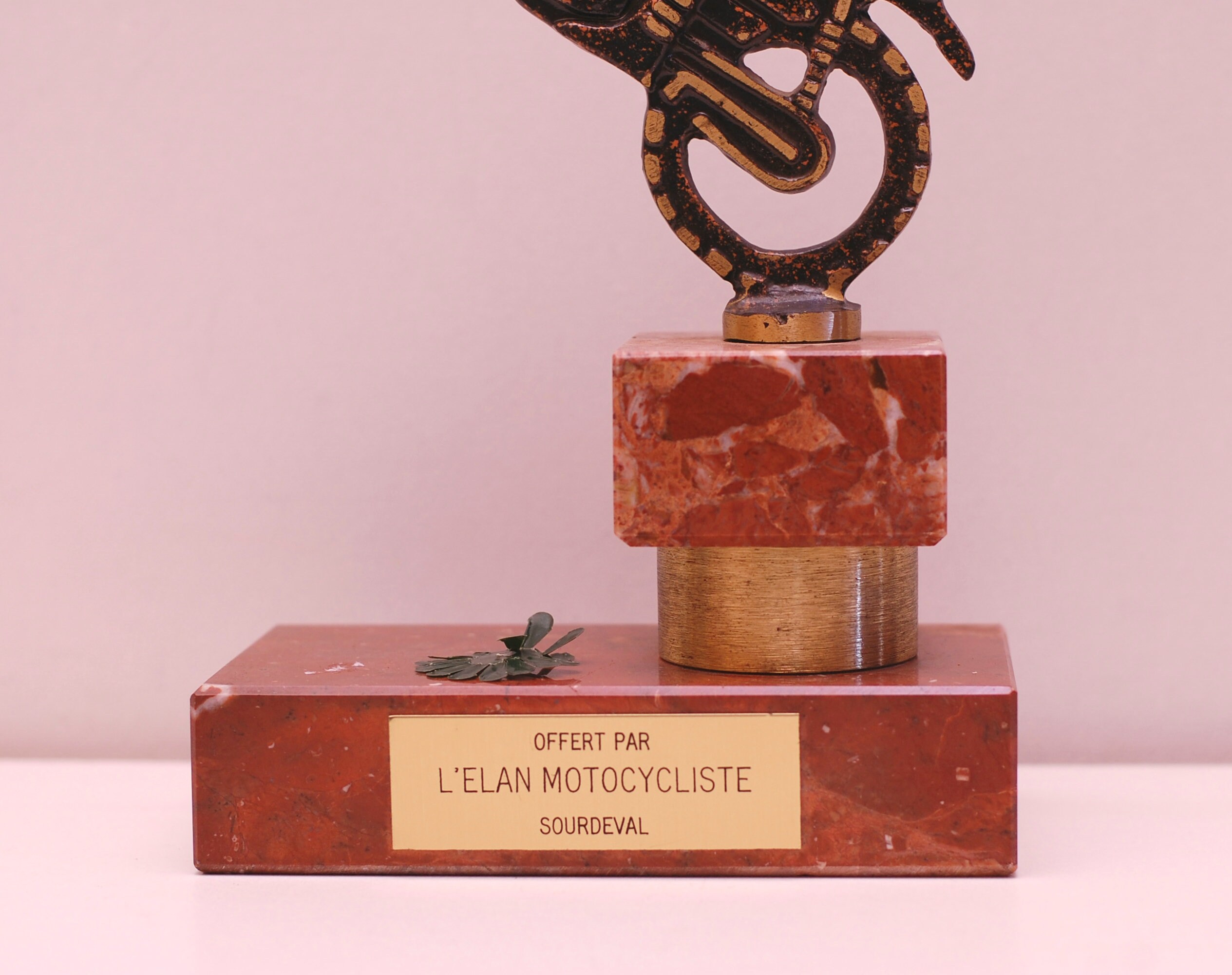 Trophée Moto Cross Argent – Colonne + Socle Marbre Blanc – Personnalisable