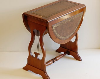 Vintage Franse bijzettafel met bladerdeeg: leren salontafel, houten salontafel