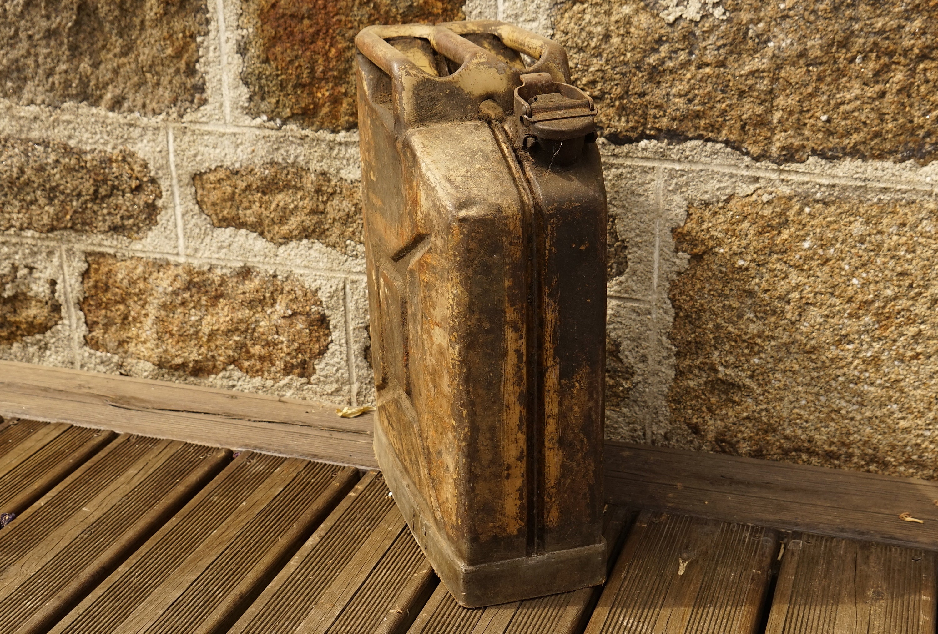 ヴィンテージ 1943 金属製ジェリカン：フランス軍コレクターズアイテム