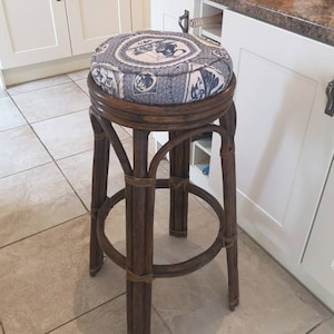 Vintage Französische Bambushocker Hoher Rohrgeflecht Barstuhl Mit Kissen Blumenständer 33 &quot;Mid Century Boho Möbel / Französisches Studio Vintage