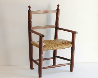 Chaise pour enfant en bois vintage, fauteuil pour enfant, siège en osier, présentoir de meubles pour enfants en bois naturel/studio français vintage