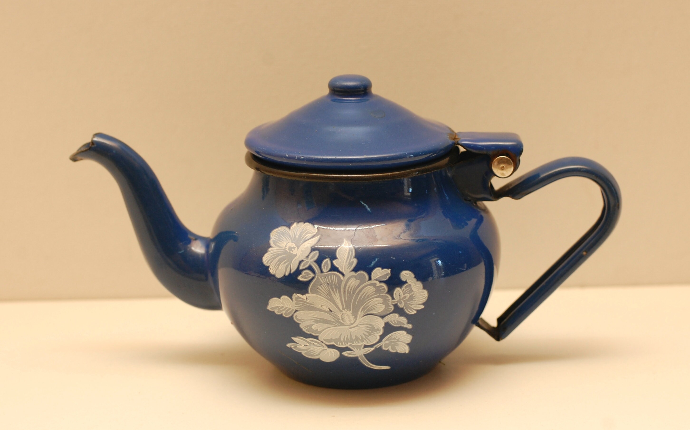 Vintage Français Blue Enamel Teapot Enamelware avec Fleurs Peintes Cuisine Rétro Décor/studio Vintag