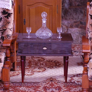 Vintage Franse houten nachtkastje bijzettafel met ladekast, zwaar meubilair uit het midden van de eeuw / Franse studio vintage