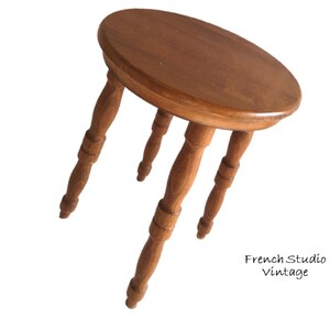 Vintage französischer Holzhocker kleiner Beistelltisch Blumenständer Naturholzmöbel / French Studio Vintage