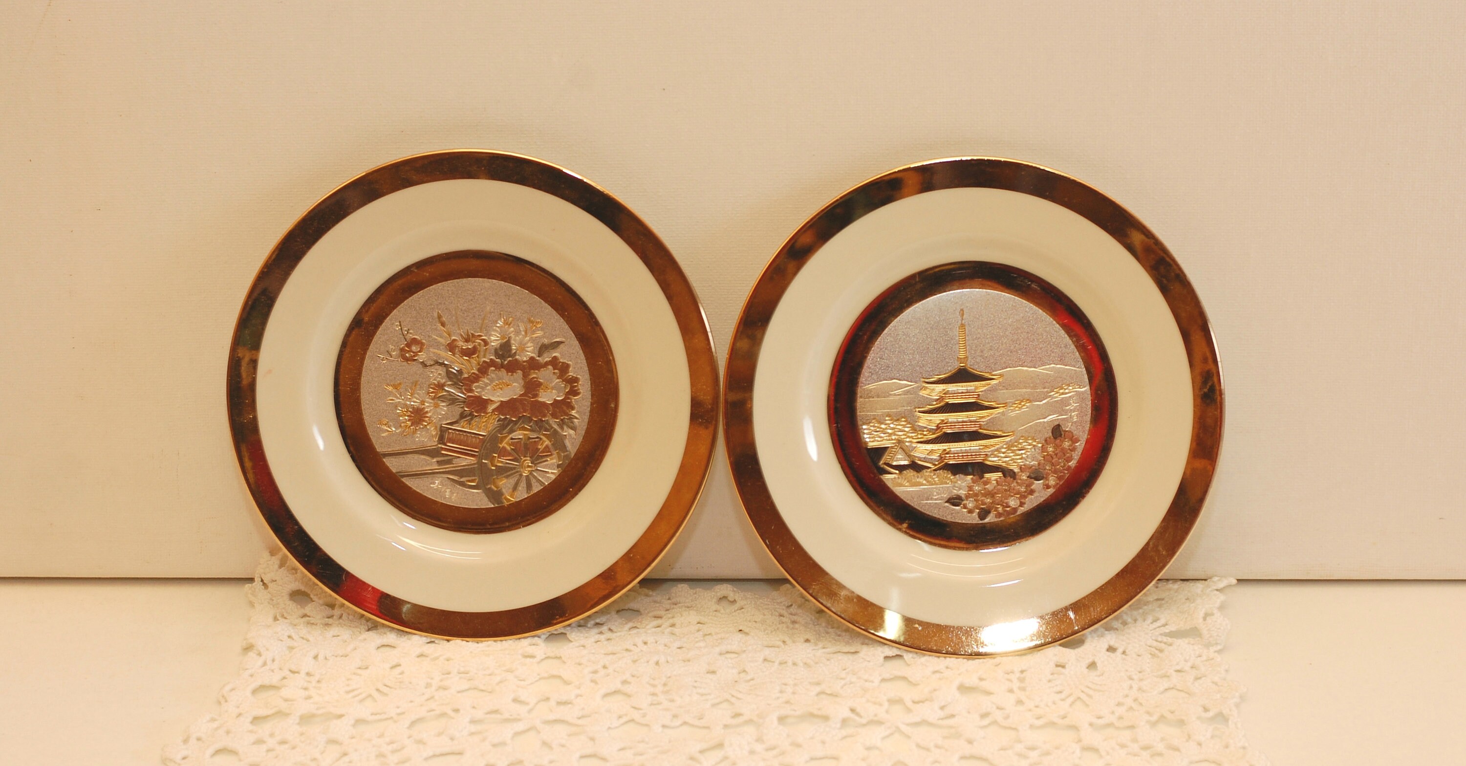 Vintage Paire Japonaise Plaques en Céramique Fleur Tour Scène Limitée Ornement Asiatique Art Orienta