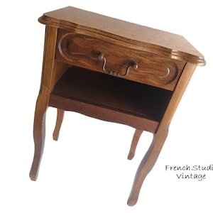 Vintage Franse bijzettafel nachtkastje lamp tafel met lade zware natuurlijke houten meubels woondecoratie / Franse studio vintage