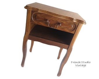 Vintage Frans eiken nachtkastje, houten bijzettafel, met lade